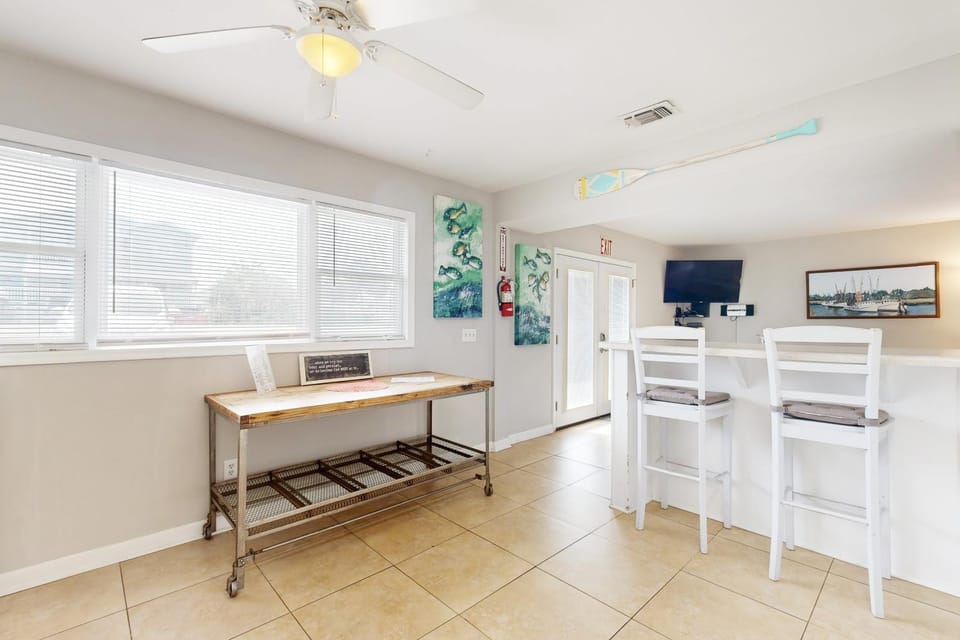 Kitchen or kitchenette, minibar, kitchen