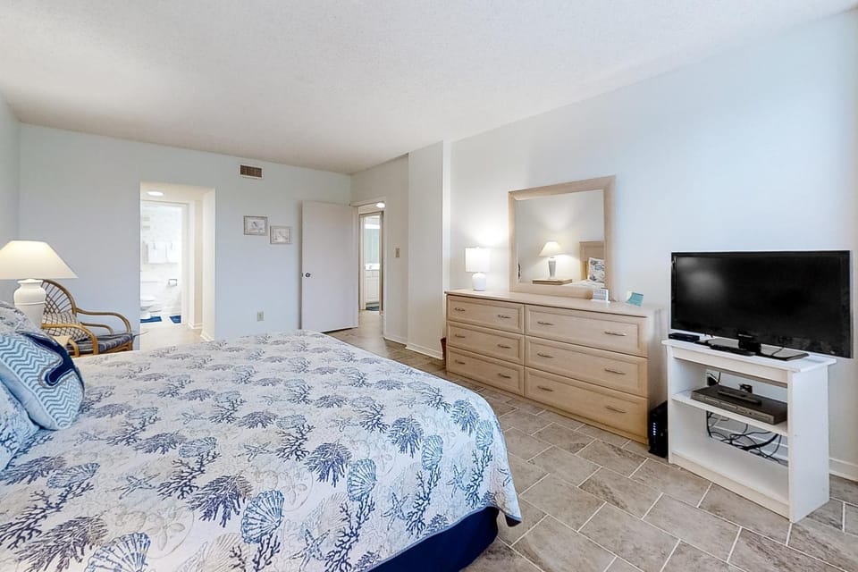 Bed, TV and multimedia, Bedroom