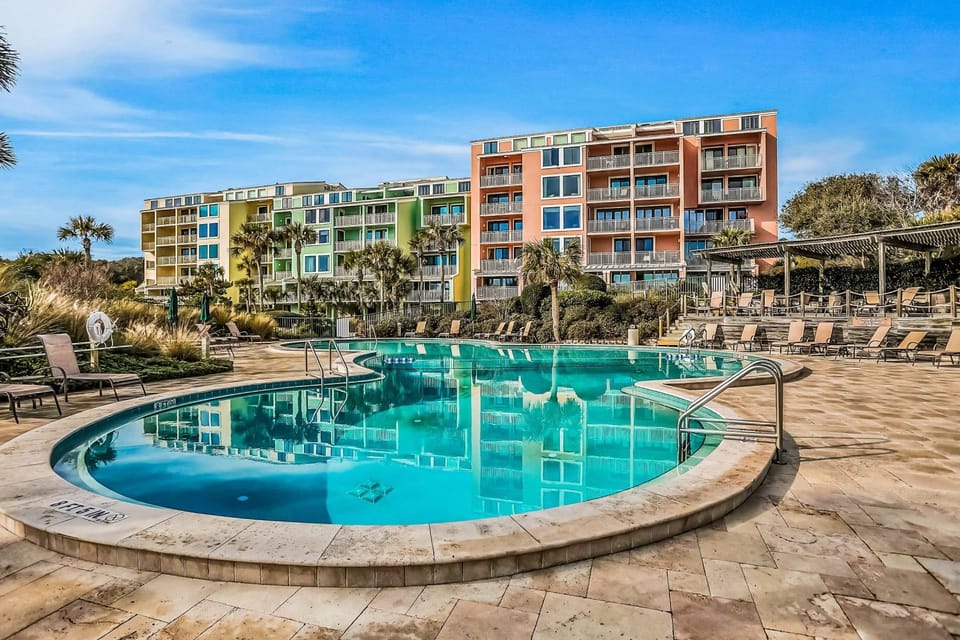 Property building, Day, Swimming pool, sunbed