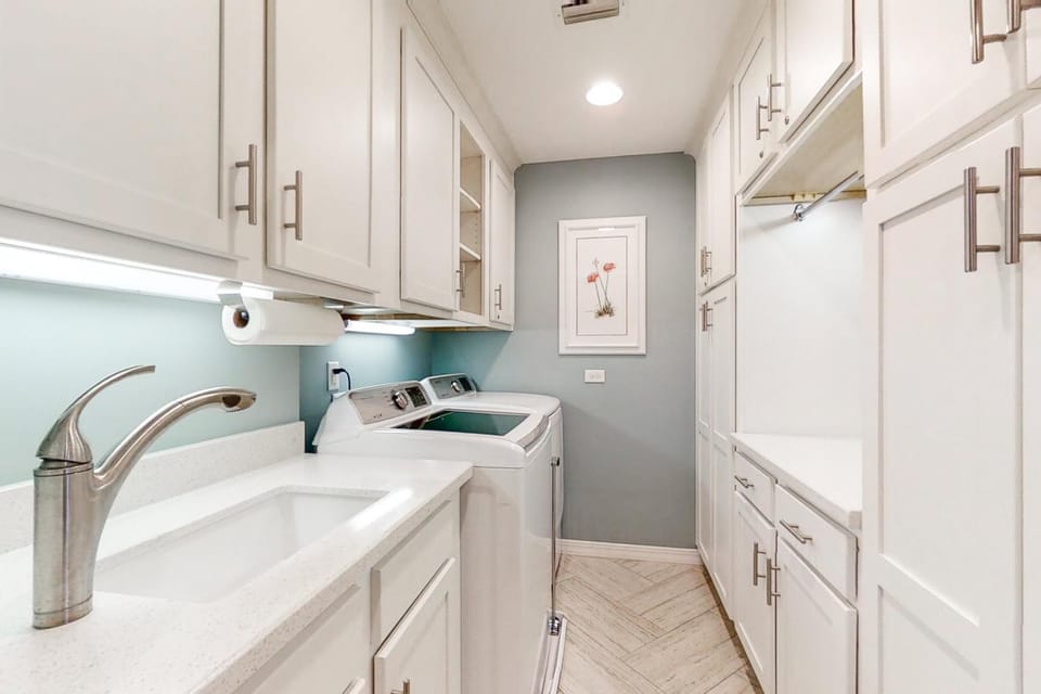 Kitchen or kitchenette, laundry, kitchen