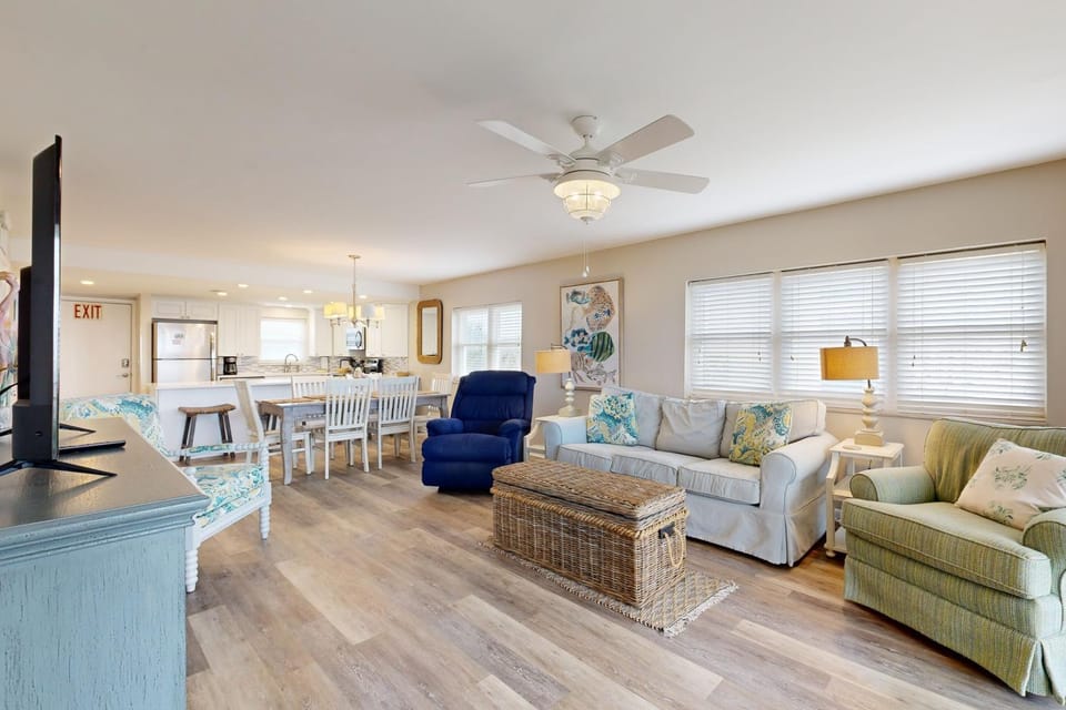 Kitchen or kitchenette, Living room, Seating area, Dining area