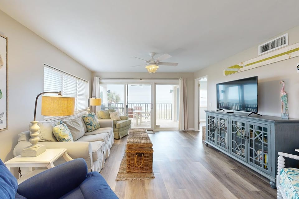 TV and multimedia, Living room, Seating area, air conditioner