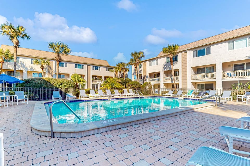 Property building, Day, Pool view, Swimming pool, Swimming pool, sunbed