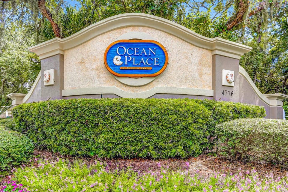 Property building, Facade/entrance, Property logo or sign, Garden