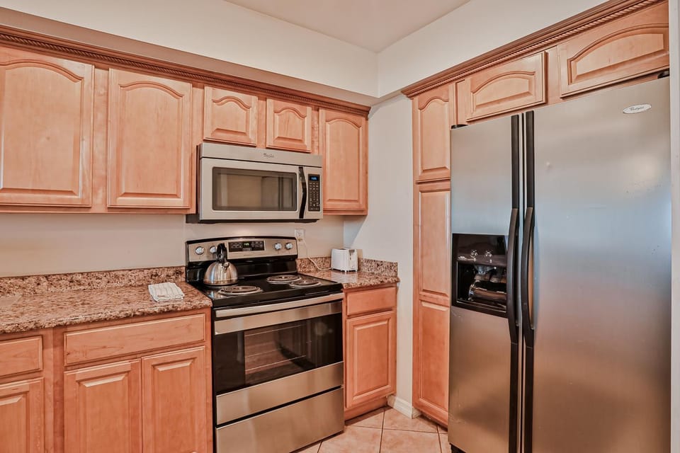 Coffee/tea facilities, Kitchen or kitchenette, oven, stove