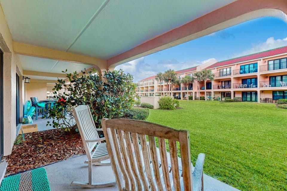Property building, Day, Balcony/Terrace, Garden view