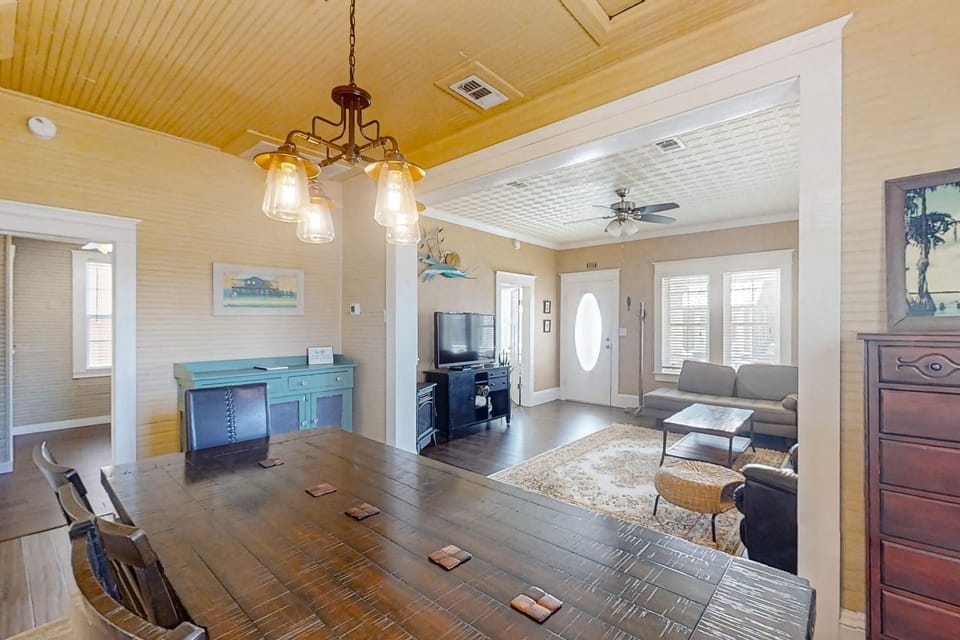 TV and multimedia, Living room, Seating area, Dining area