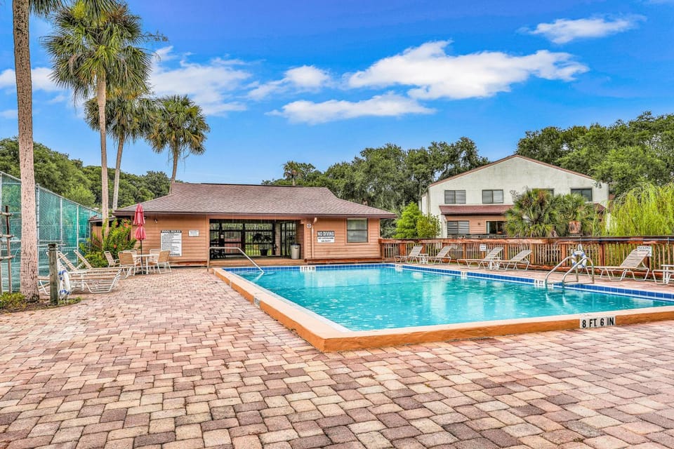 Property building, Day, Swimming pool, sunbed