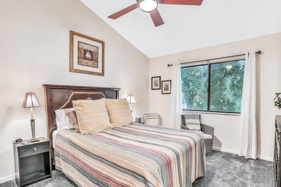 Bed, Seating area, Bedroom
