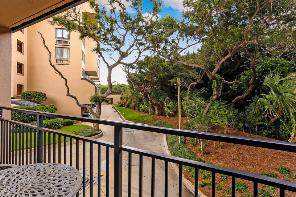 Property building, Day, Balcony/Terrace