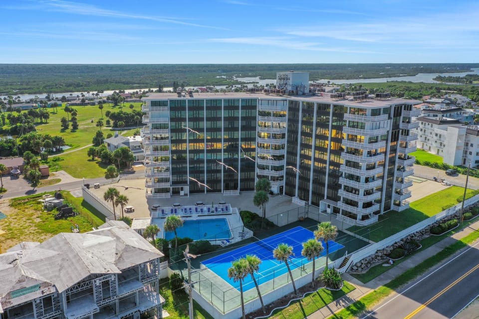 Property building, Bird's eye view, Swimming pool, Parking
