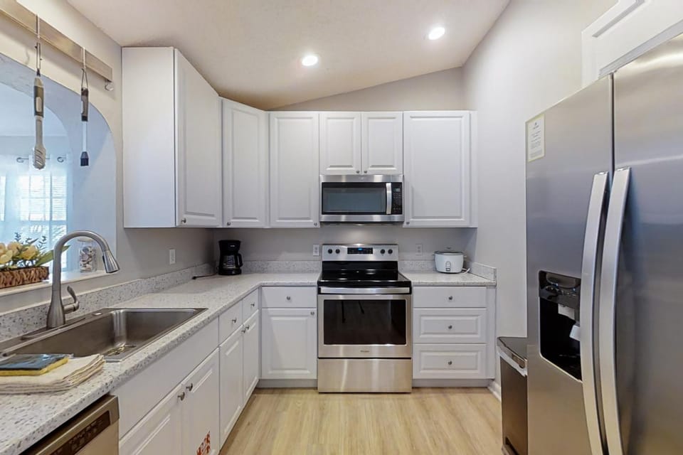 Coffee/tea facilities, Kitchen or kitchenette, oven, stove