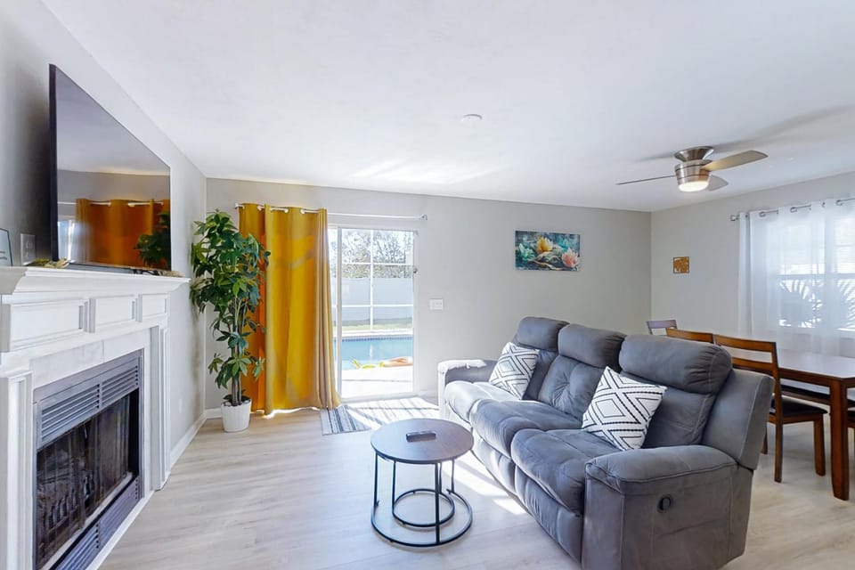 TV and multimedia, Living room, Seating area