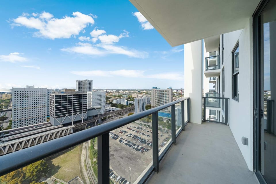 Downtown Drift-Luxury Amenities Sauna & Pool House in Miami
