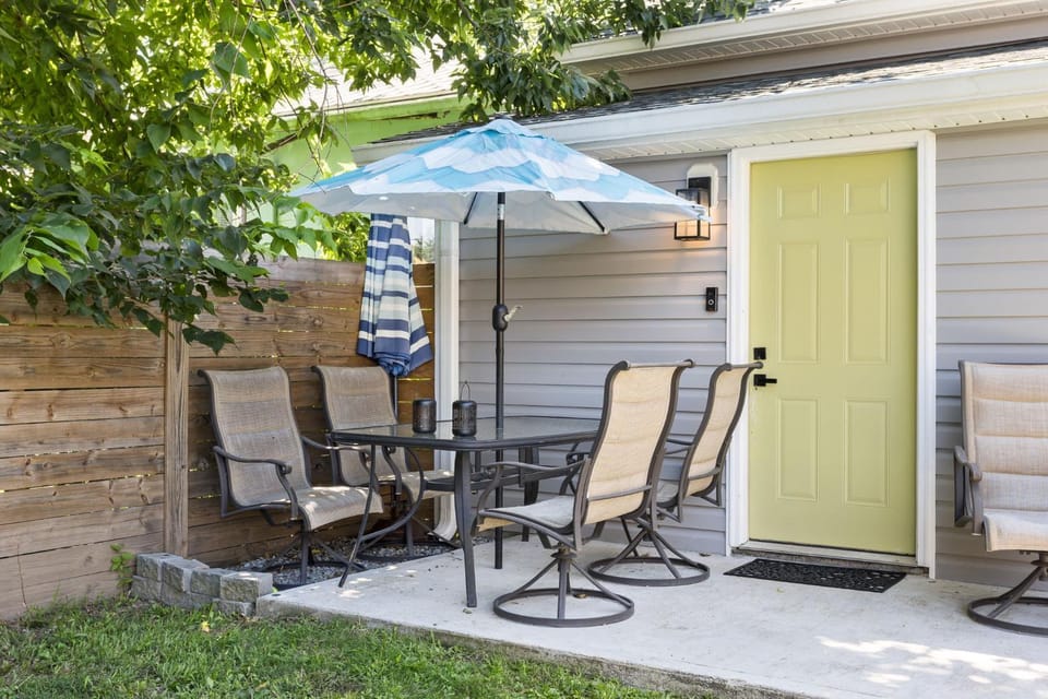 Chic 3BR Home with Fire Pit-Private Yard-Family Friendly House in Indianapolis