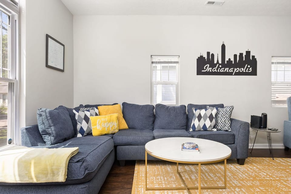 Chic 3BR Home with Fire Pit-Private Yard-Family Friendly House in Indianapolis