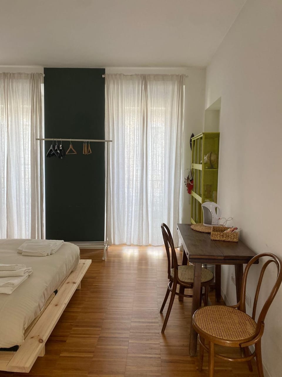 Bed, Photo of the whole room, Bedroom, towels