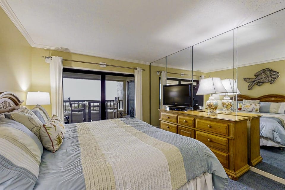 Bed, TV and multimedia, Bedroom