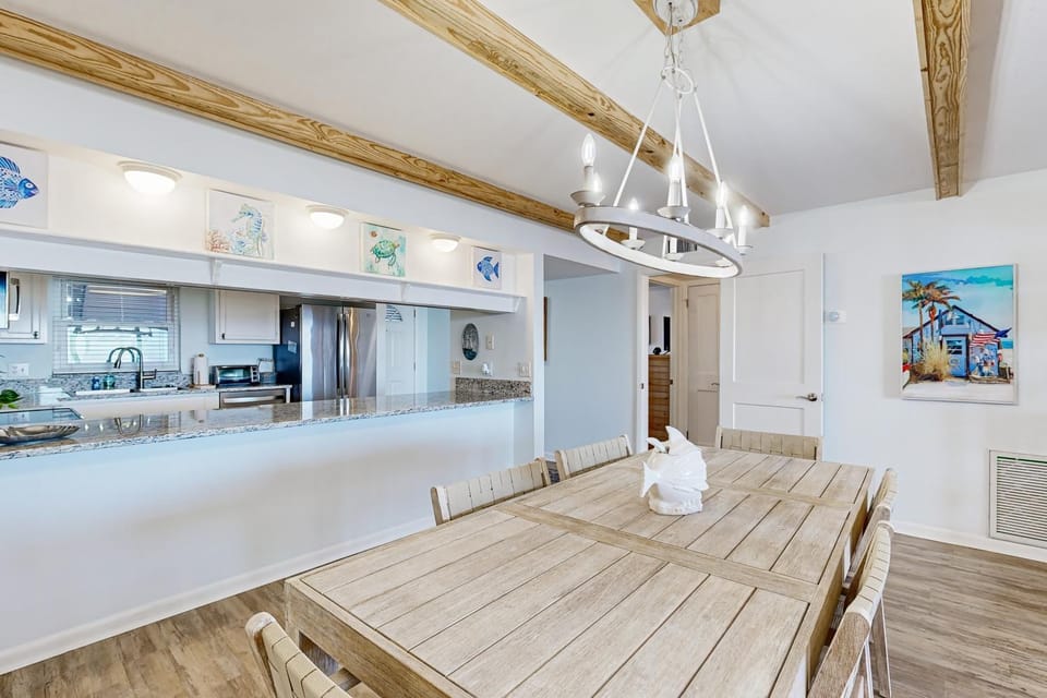 Coffee/tea facilities, Kitchen or kitchenette, Seating area, Dining area