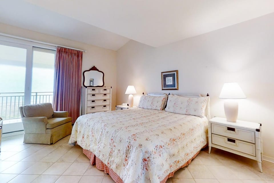 Bed, Seating area, Bedroom