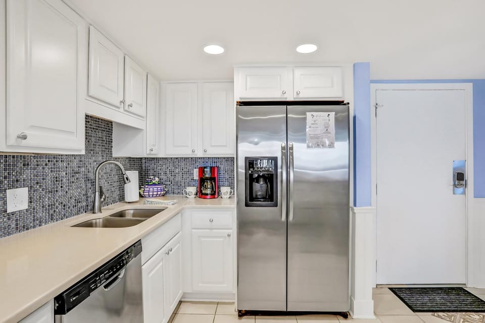 Coffee/tea facilities, Kitchen or kitchenette, stove, kitchen
