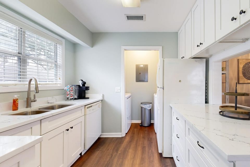 Coffee/tea facilities, Kitchen or kitchenette, oven, stove, kitchen