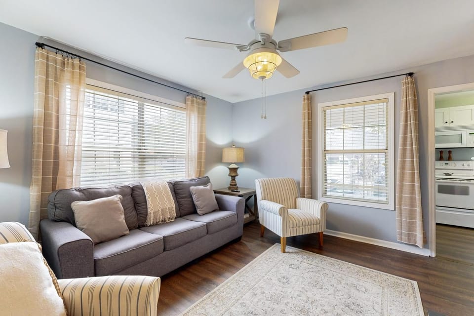 Coffee/tea facilities, Kitchen or kitchenette, Living room, Seating area