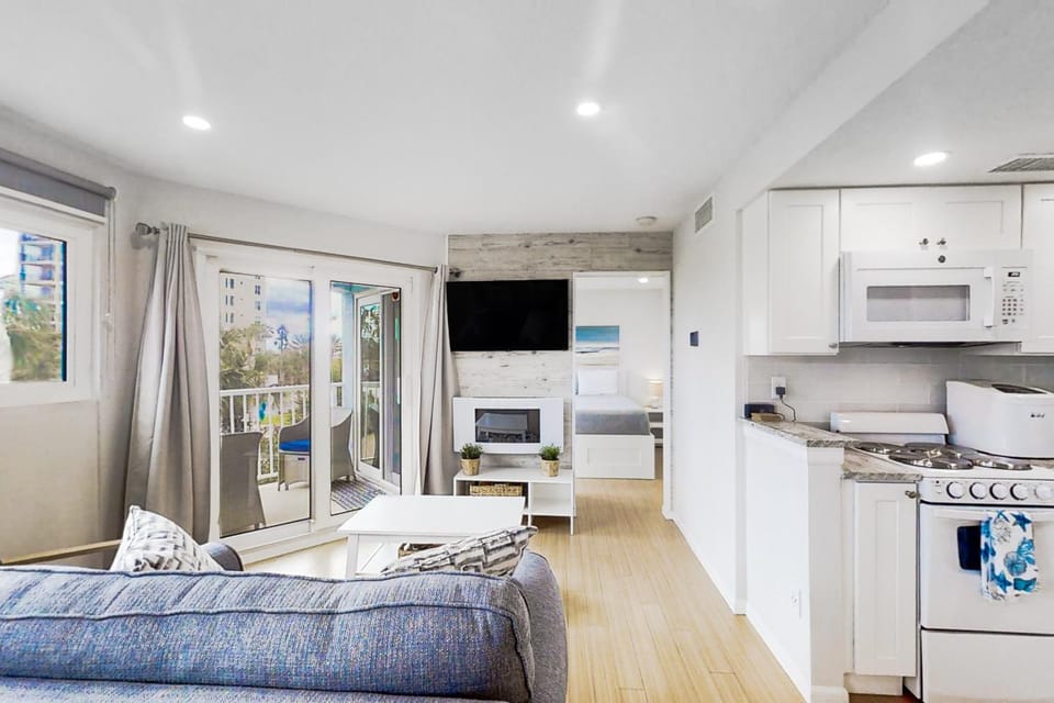TV and multimedia, Kitchen or kitchenette, Living room, Photo of the whole room, Seating area, Dining area