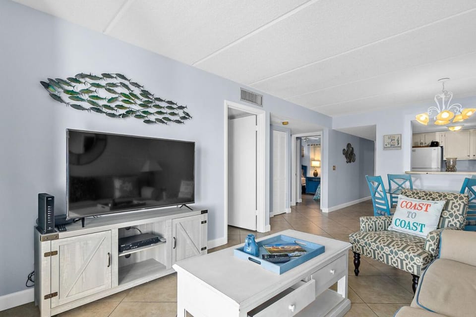 TV and multimedia, Kitchen or kitchenette, Living room, Seating area, Dining area