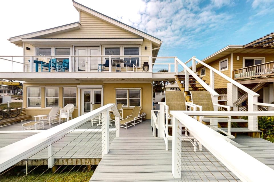 Property building, Day, Balcony/Terrace