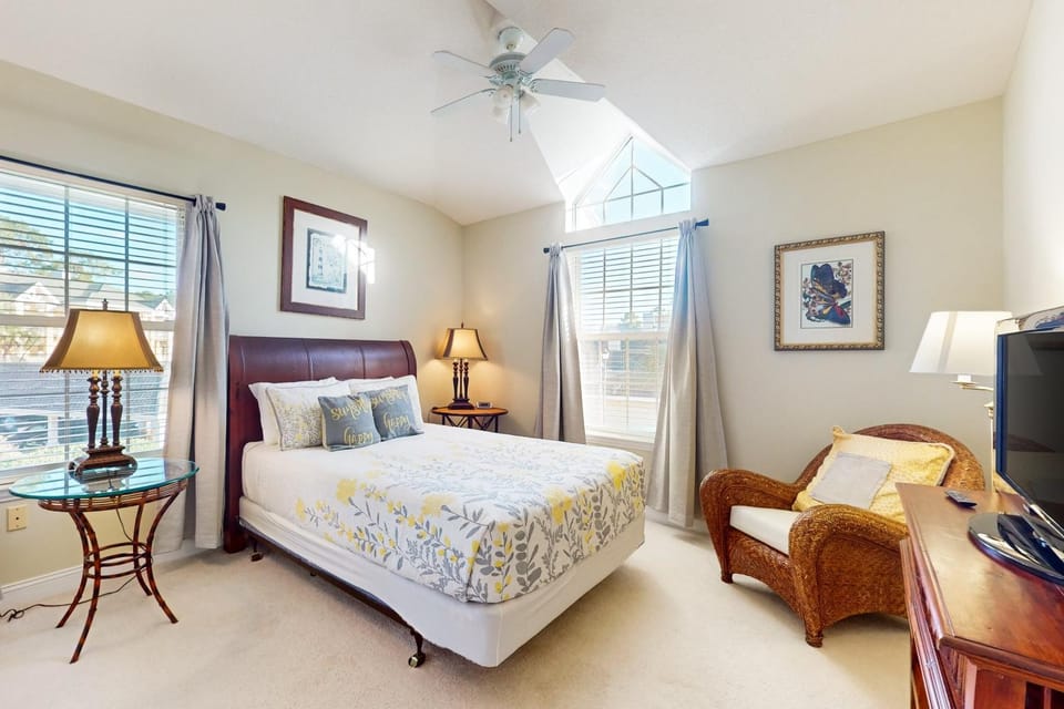 Bed, TV and multimedia, Bedroom