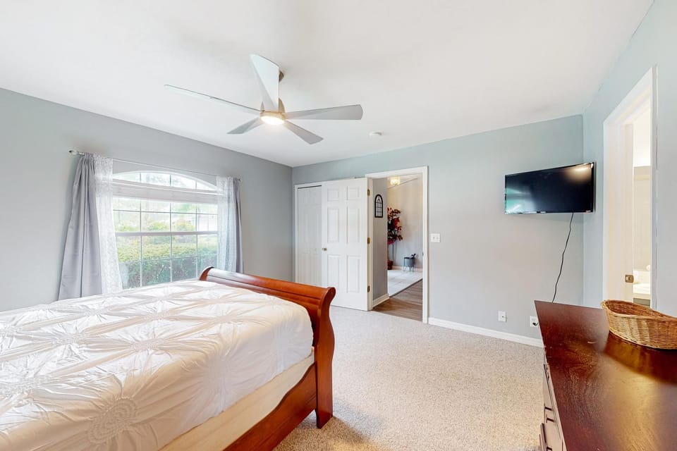 Bed, TV and multimedia, Bedroom