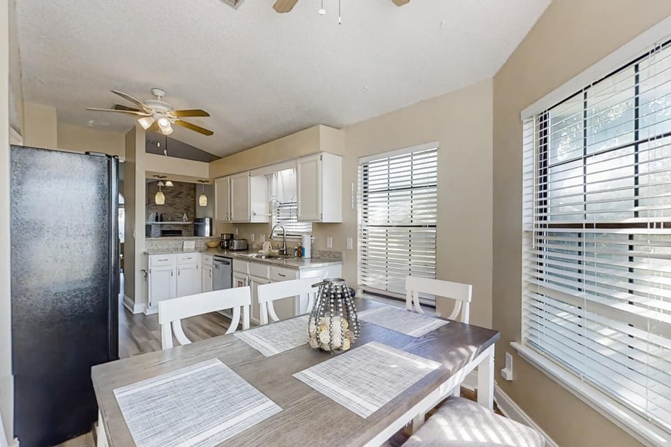 Kitchen or kitchenette, Seating area, Dining area