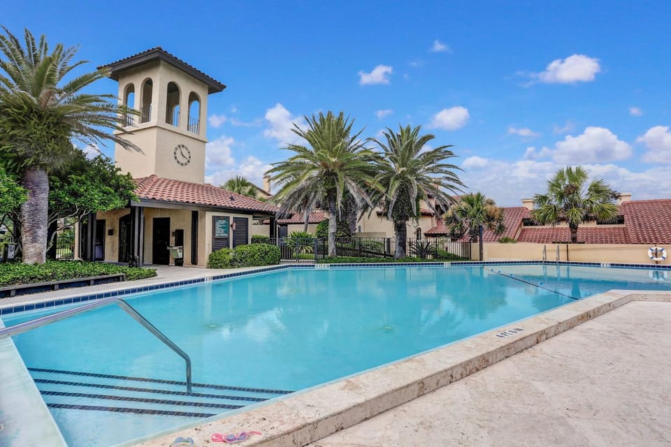 Property building, Day, Swimming pool, sunbed