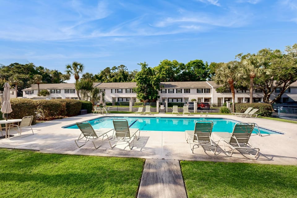 Swimming pool, sunbed