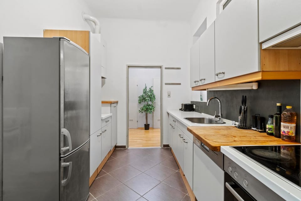 Huge 5BR Group Apartment - Sleeps 20 - Near U3 Apartment in Vienna