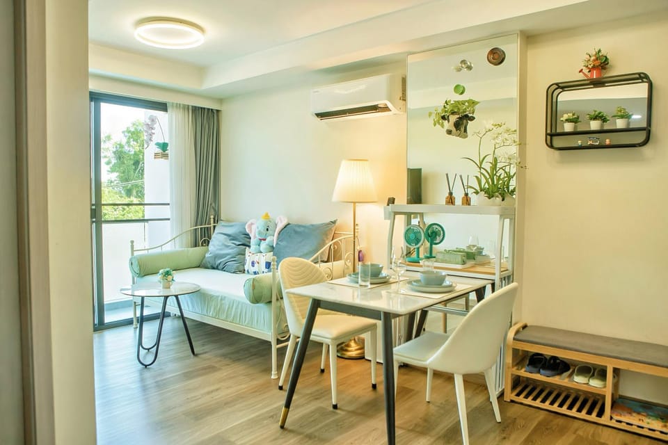 Living room, Seating area, Dining area, air conditioner