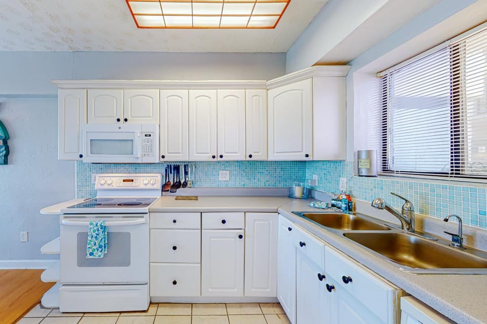 Coffee/tea facilities, Kitchen or kitchenette, dishwasher, kitchen