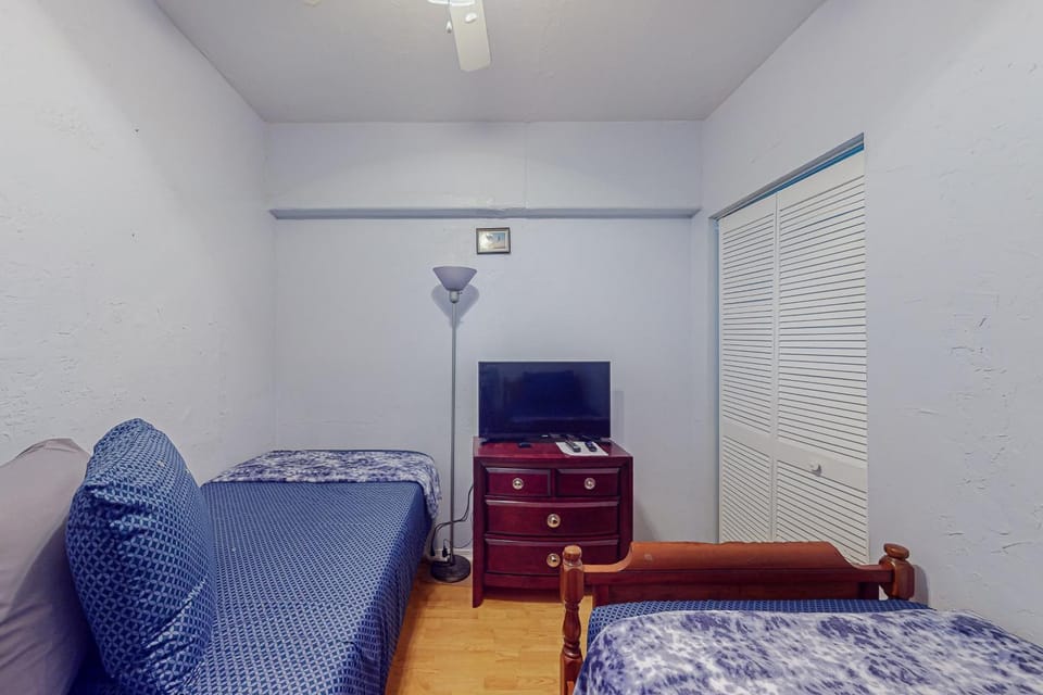 Bed, TV and multimedia, Bedroom