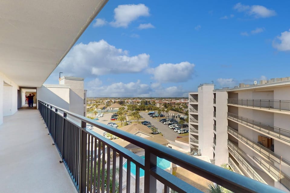 Property building, Day, Balcony/Terrace