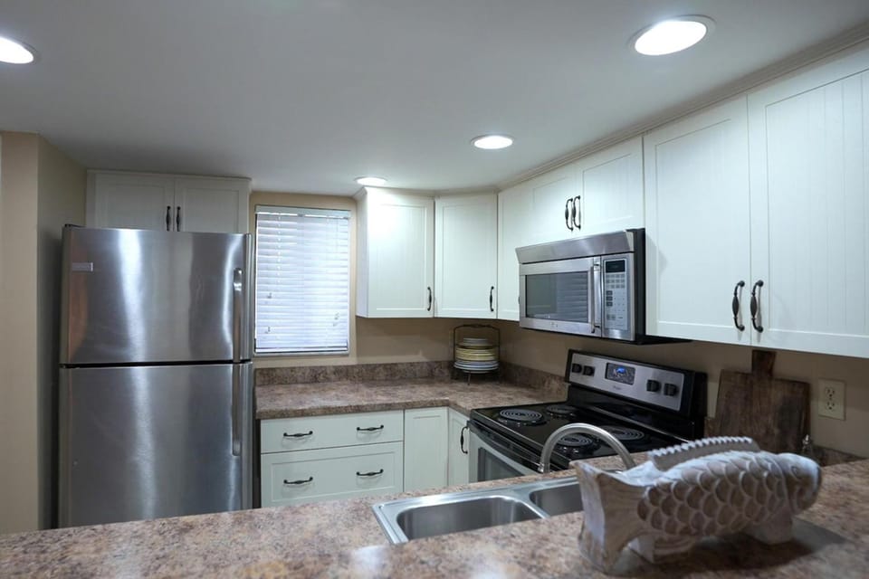 Coffee/tea facilities, Kitchen or kitchenette, oven, stove, toaster