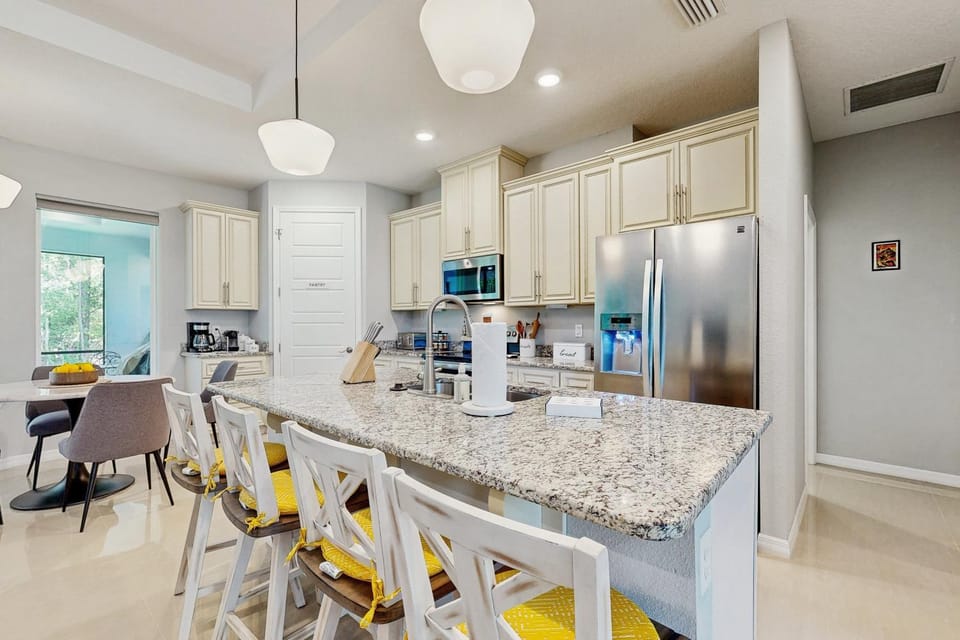 Coffee/tea facilities, Kitchen or kitchenette, Seating area, Dining area