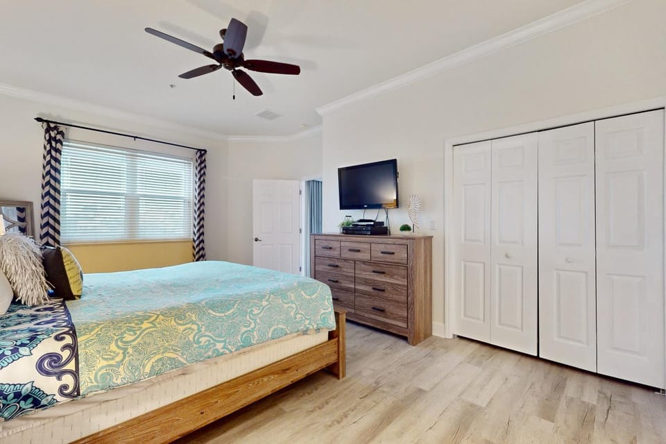 Bed, TV and multimedia, Bedroom