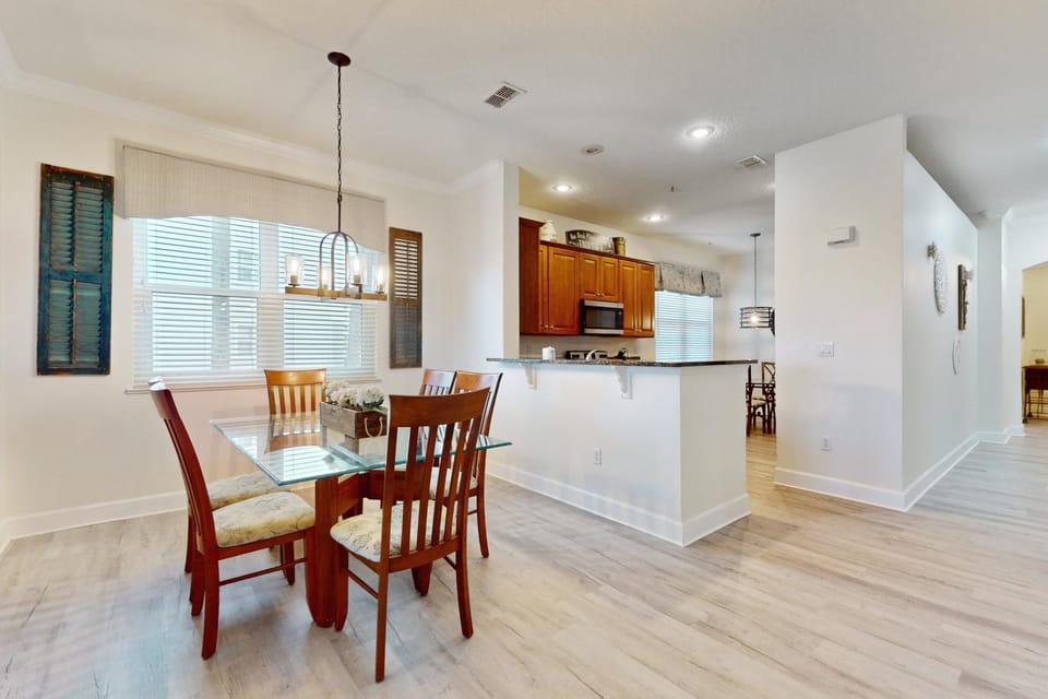 Kitchen or kitchenette, Seating area, Dining area