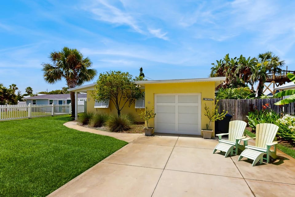 Property building, Day, Garden, Garden view