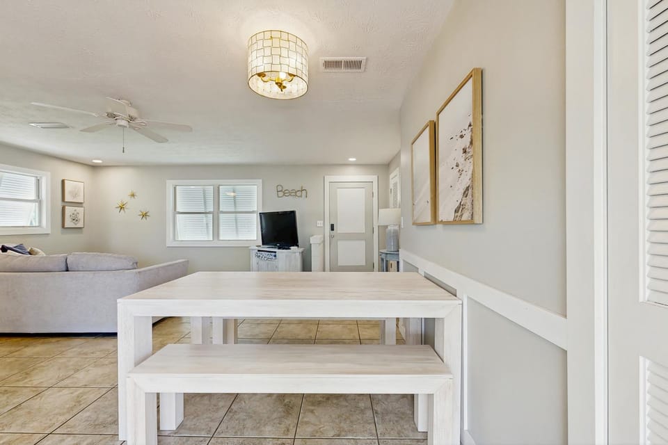TV and multimedia, Seating area, Dining area
