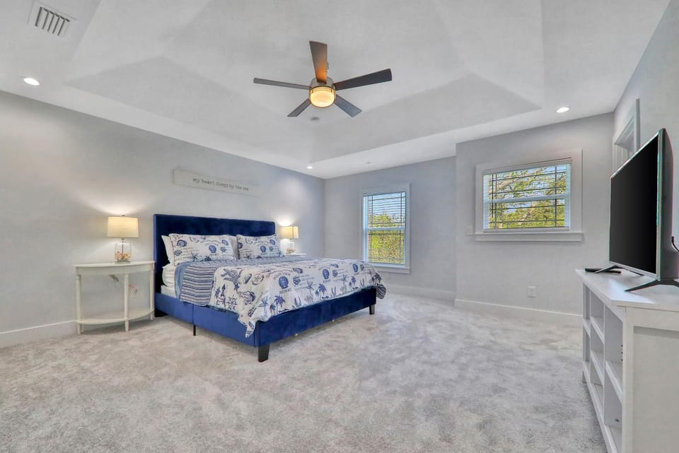 Bed, TV and multimedia, Bedroom