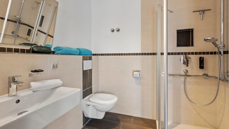 Shower, Toilet, Bathroom, towels