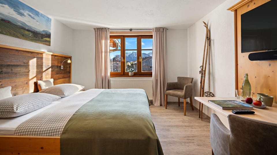 Bed, TV and multimedia, Photo of the whole room, Bedroom, Mountain view