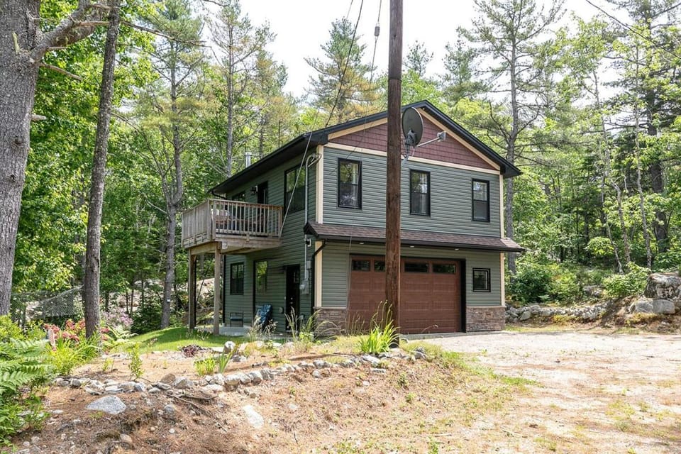 Lakeside Getaway Fox Point Cabin Cabin in Halifax